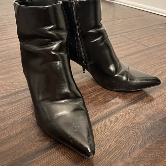 BLACK HEELED POINTED TOE ANKLE BOOTS - Picture 3 of 3